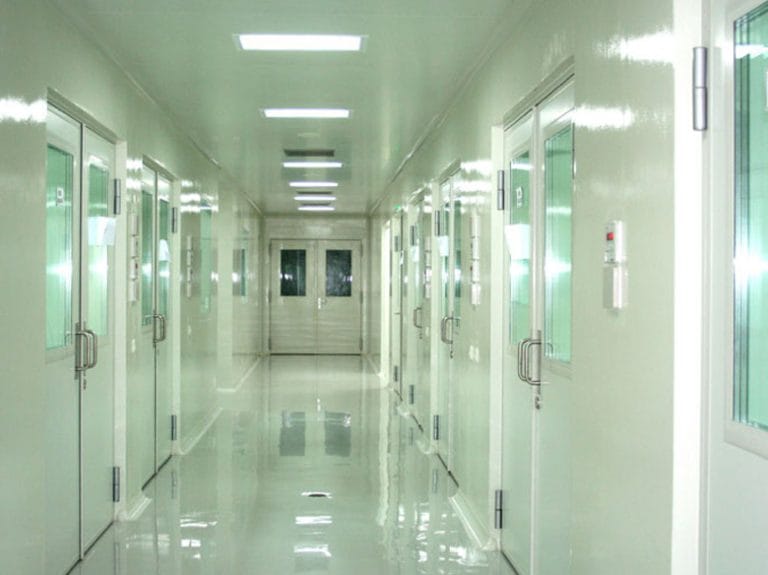 Jendela clean room kaca tempered terpasang rata pada dinding panel