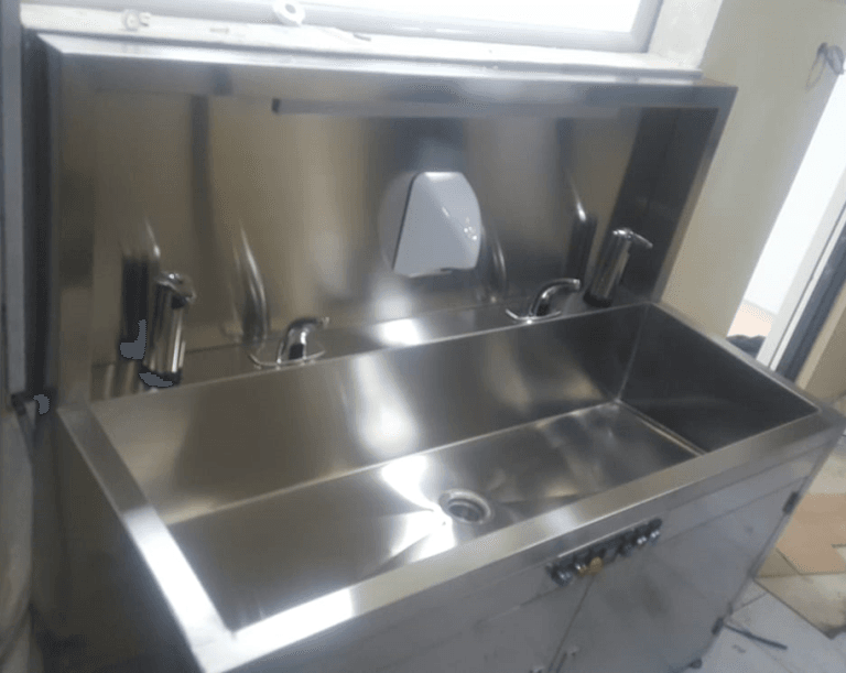Scrub sink stainless steel untuk cuci tangan sebelum masuk area bersih
