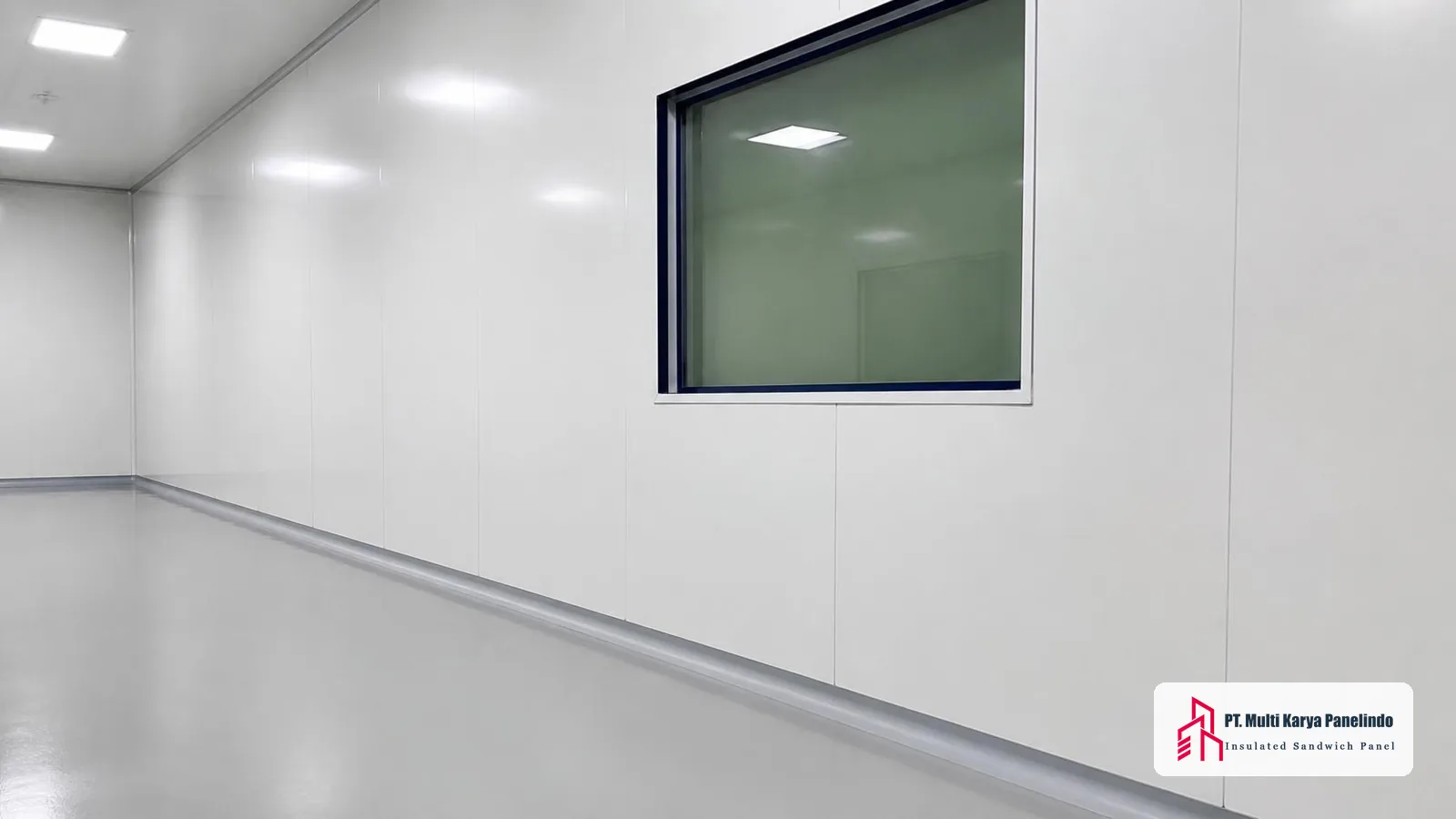 Dinding clean room dari sandwich panel dengan sambungan rata, jendela flush, dan coving di sudut lantai
