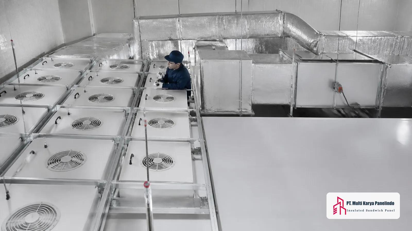 Plafon clean room dengan fan filter unit dan ducting dari air handling unit sebagai perbandingan desain