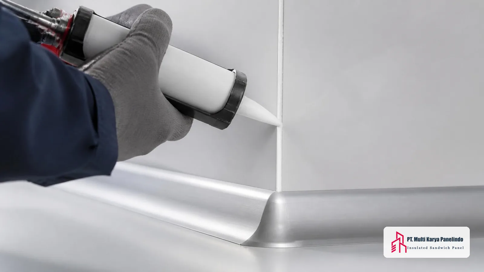 Teknisi mengaplikasikan sealant silikon pada sambungan panel dan coving clean room