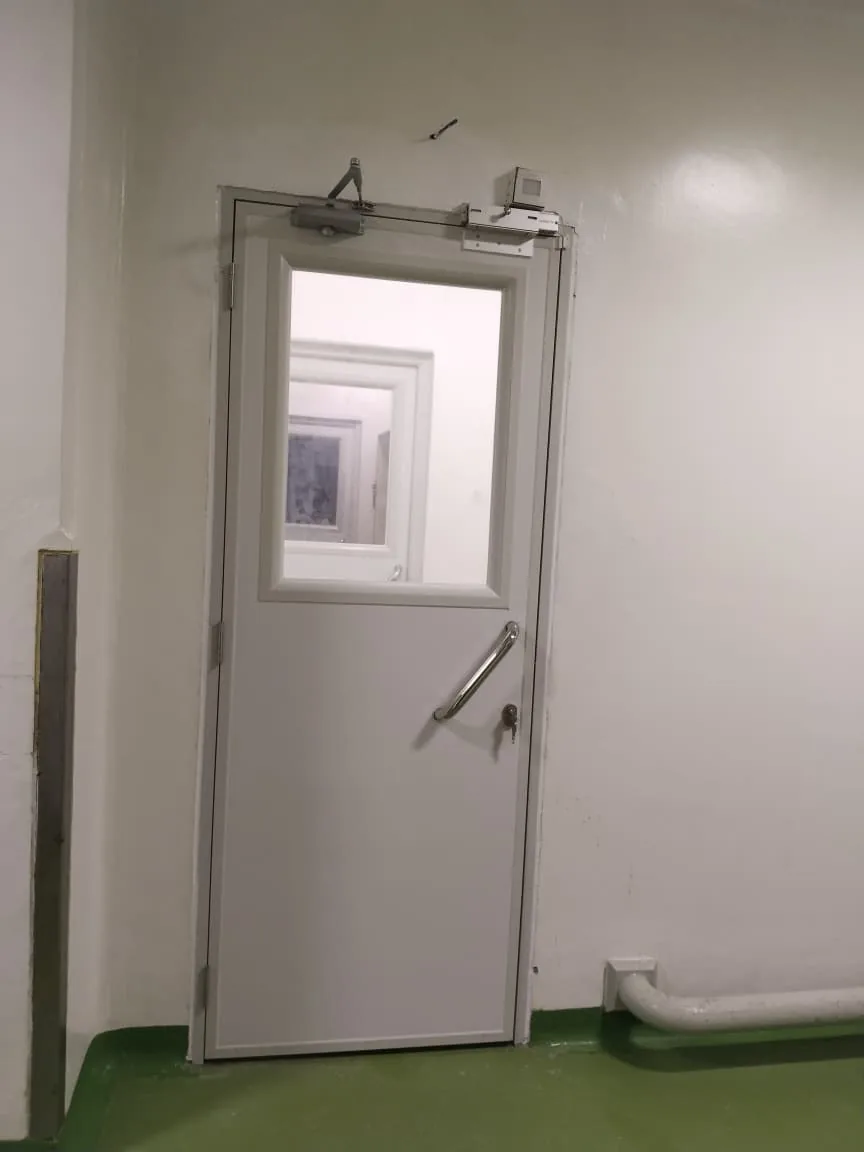 Pintu clean room dengan kunci magnetik dan akses kontrol di atas daun pintu