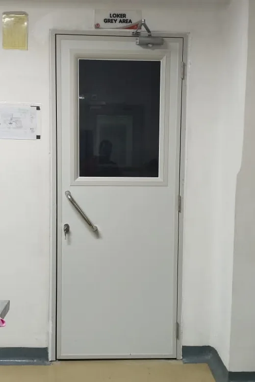 Pintu sandwich panel baru pada ruang loker fasilitas produksi